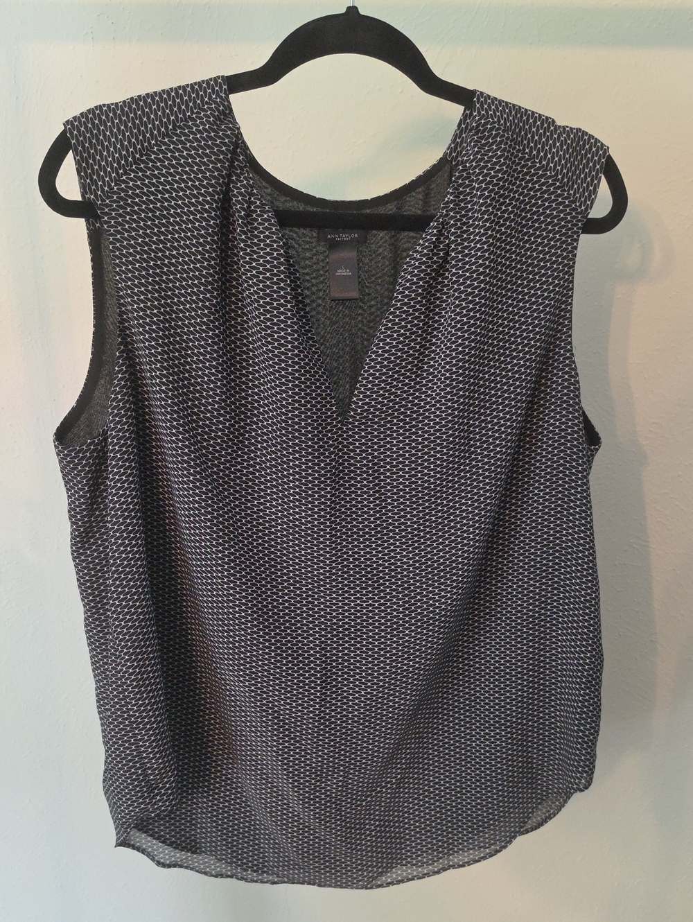 Ann Taylor Black and White Sleeveless V-Neck Camisole L